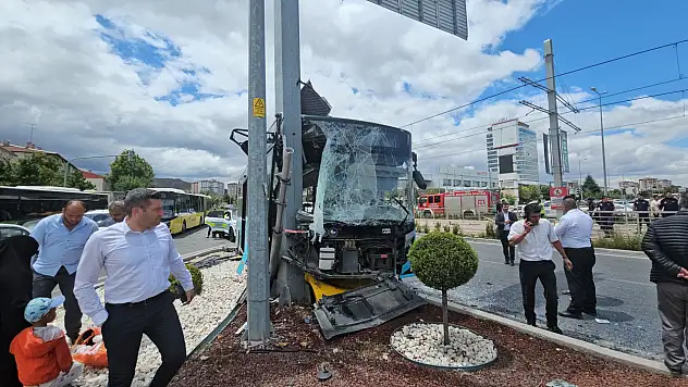 Kayseri'de zincirleme kaza: Tır, otobüs ve otomobile çarptı! 8 yaralı