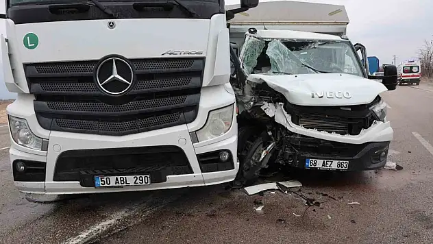 Nevşehir'de tır ile kamyonet çarpıştı!