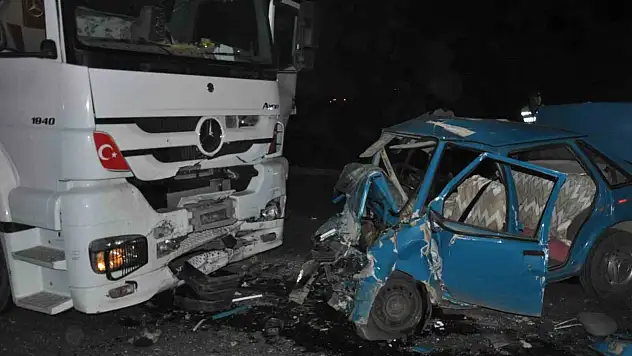 Tır ile otomobil kafa kafaya çarpıştı: 3 ölü