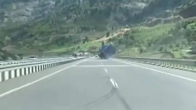 Kaza anı cep telefonu kamerasına yansıdı