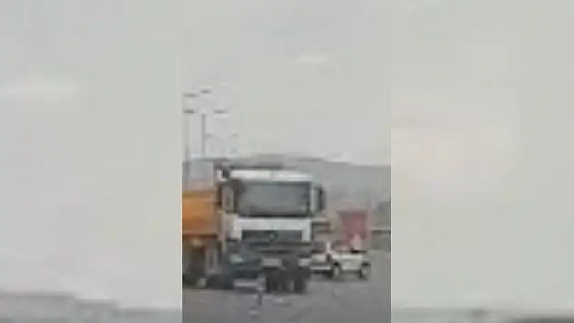 Tırdan tedirgin olan sürücü kontrolü kaybedip, şarampole yuvarlandı!