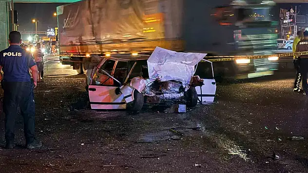 Trafik ışıklarında bekleyen tofaşa çarptı, araç kağıt gibi ezildi: 1 ölü 3 yaralı