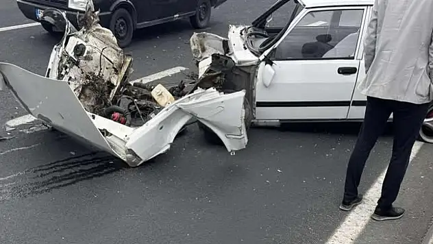 Tofaş marka otomobilin motoru metrelerce uzağa fırladı: 2 yaralı