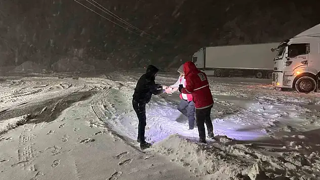 Tokat-Sivas yolunda sürücüler mahsur kaldı