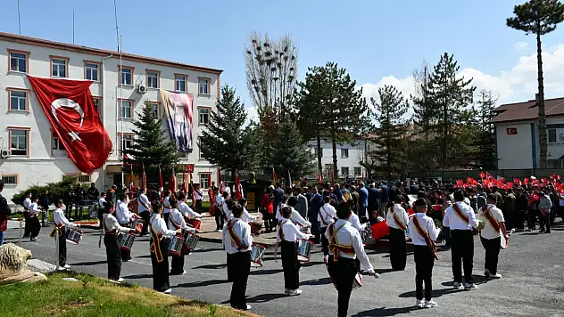 Tomarza'da 23 Nisan törenle başladı: İlk adres Hükümet Konağı önü!