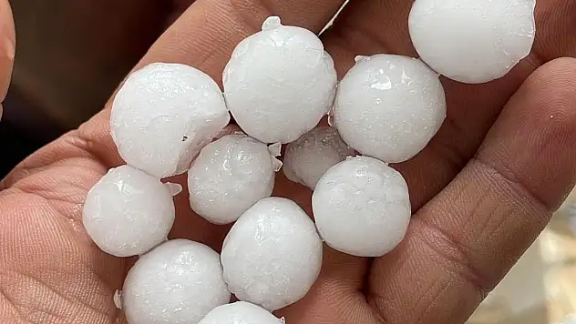 Tomarza'da aniden bastıran dolu üreticiyi mağdur etti