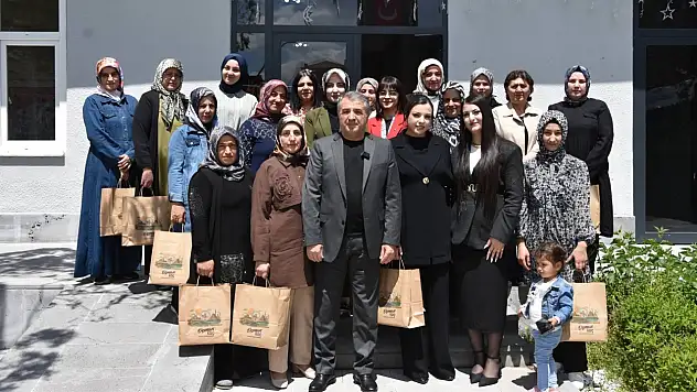 Tomarza'da Anneler Günü sürprizi! Başkan Koç'tan dikkat çeken buluşma