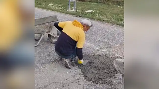 Tomarza'da bozuk yolu mahalleli  onardı