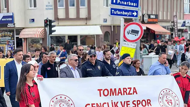 Tomarza'da gençler 19 Mayıs için yürüdü