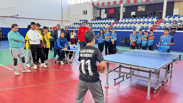 Tomarza'da Cumhuriyet Kupası Masa Tenisi ve Dart Turnuvası yapıldı.