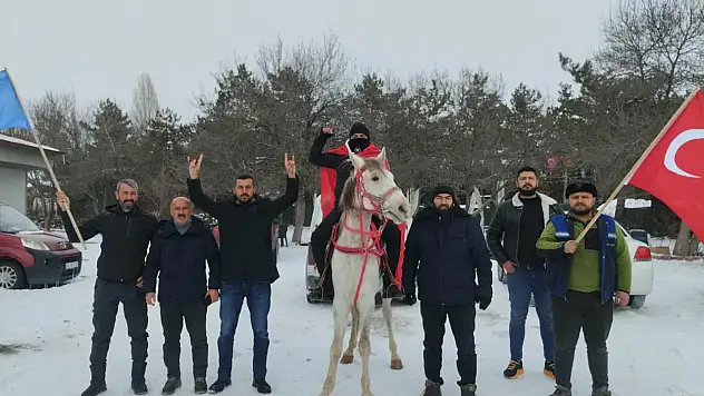 Tomarza'da dikkat çeken görüntü: At üstünde Türk Bayrağı ile ilçeyi turladı!