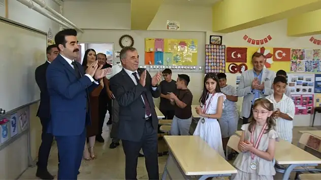 Tomarza'da karne sevinci! Öğrencilere tatil hediyesi verildi
