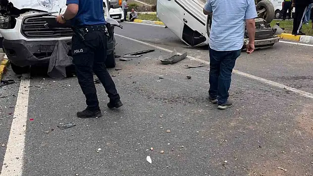 Karşı şeride geçen otomobil ters döndü