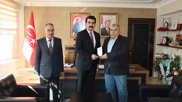 Kayseri'de vergi dairesi bünyesinde 41 yıl görev yapan memura kaymakamdan plaket