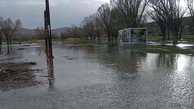 Tomarza'da yağmur bastırdı, Zamantı taştı!