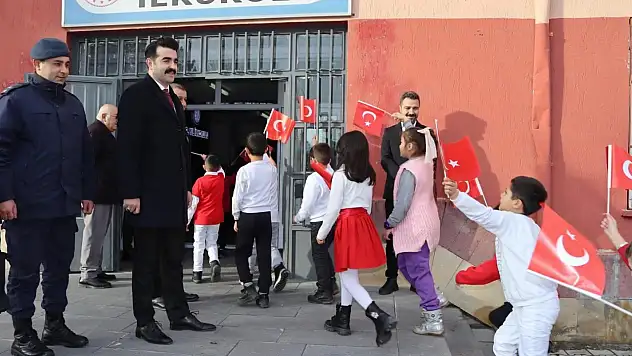 Tomarza'da yeni dönem böyle başladı: Kaymakam sınıfta, mesaj bayrak üzerinden geldi
