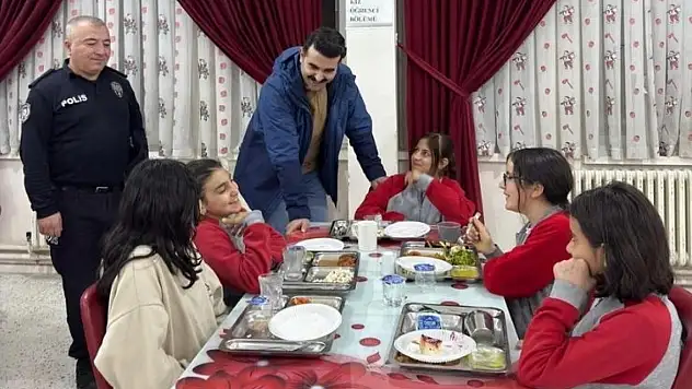 Tomarza'daki iftar gecesine öğrenciler damga vurdu! Kaymakam Eser tek tek dinledi