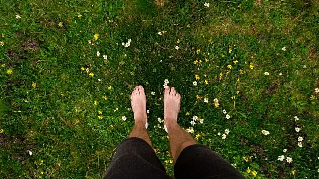 Toprağa yalın ayak basmanın faydaları: Bilim ne diyor?