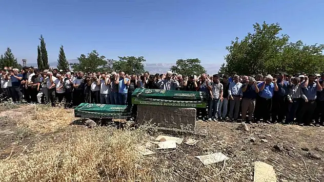 Trafik kazasında hayatını kaybeden anne-oğul son yolculuğuna uğurlandı!