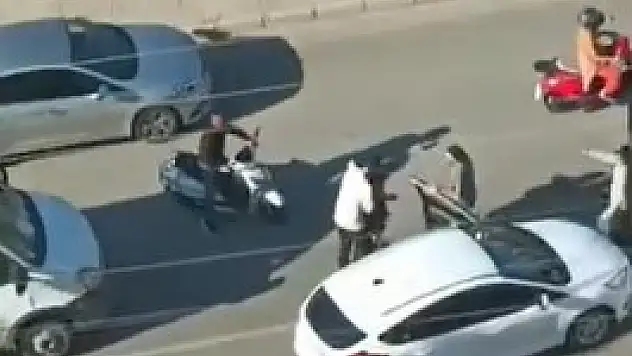 Trafikte yol verme kavgası!