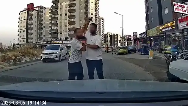 Trafikte yol verme yüzünden tartıştığı sürücüye testere ile saldıran şüpheli tutuklandı