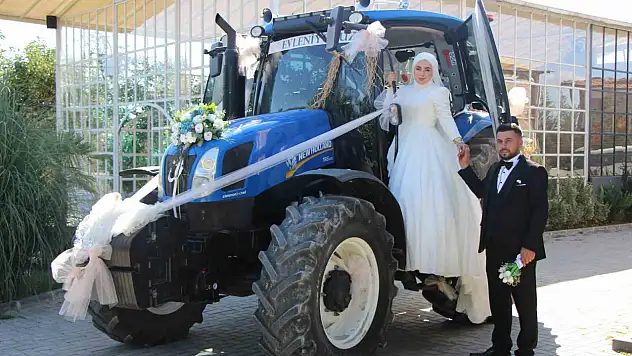 Gelin direksiyona geçti, traktör gelin arabası oldu