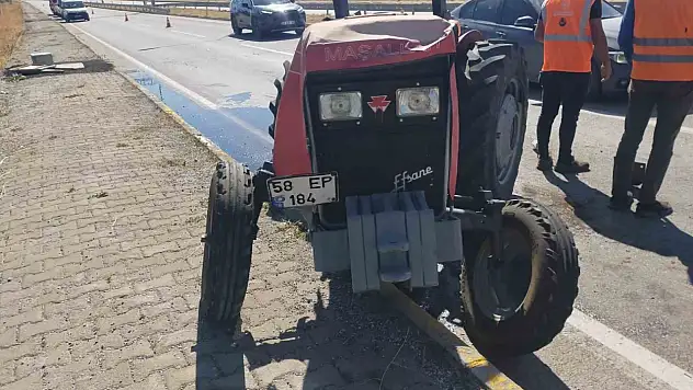 Traktör ile otomobil çarpıştı: 3 kişi yaralandı!