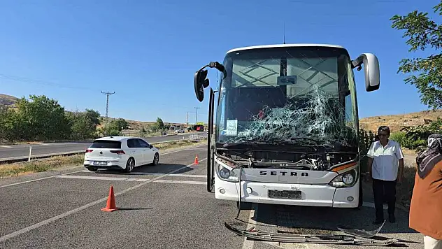 Traktör ve otobüs çarpıştı