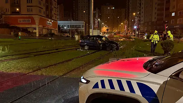 Tramvay yolunda kaza: Otomobil direğe çarparak durabildi: 1 yaralı