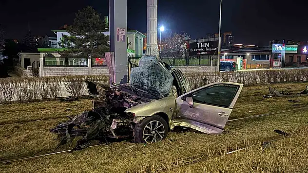 Kayseri'de otomobil önce araca çarptı sonra tramvay yoluna savruldu: 1 yaralı