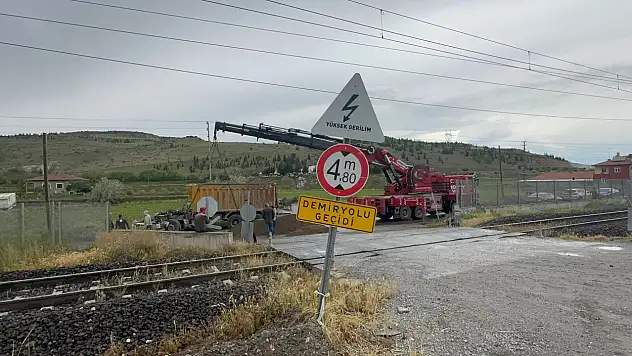 Tren ile Kamyon Çarpıştı: 2 Yaralı