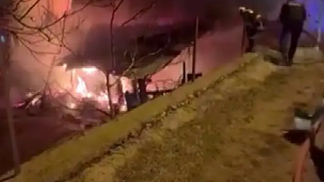 Tufanbeyli'de çıkan yangın korkuttu: Ev ve ahır büyük hasar aldı!