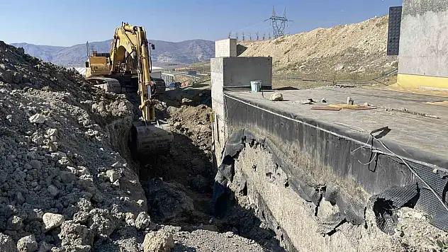 Tünel çevresinde toprak kaydı, 2 işçi göçük altında kaldı!