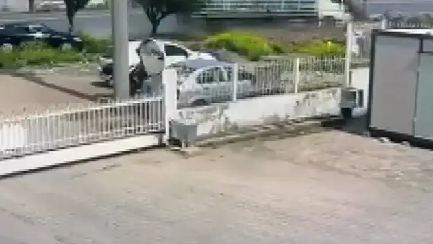 Tüp yüklü tır otomobili sürükleyip devrildi!