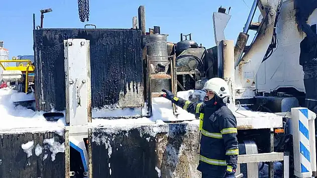 Tüplerin de bulunduğu kamyon kasasında yangın çıktı!