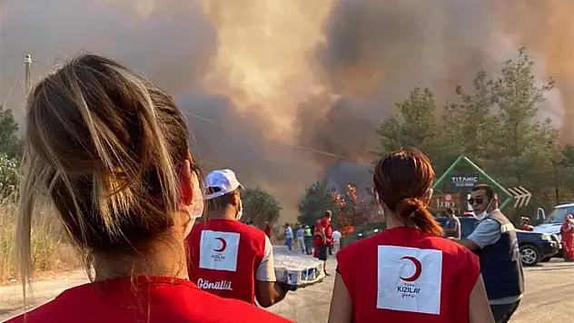 Türk Kızılay 13 ilde yangınla mücadeleye destek veriyor