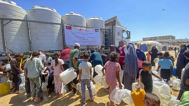 Türk Kızılay Gazze'de artan salgın hastalıklara karşı hijyen kiti ve temiz içme suyu dağıtıyor