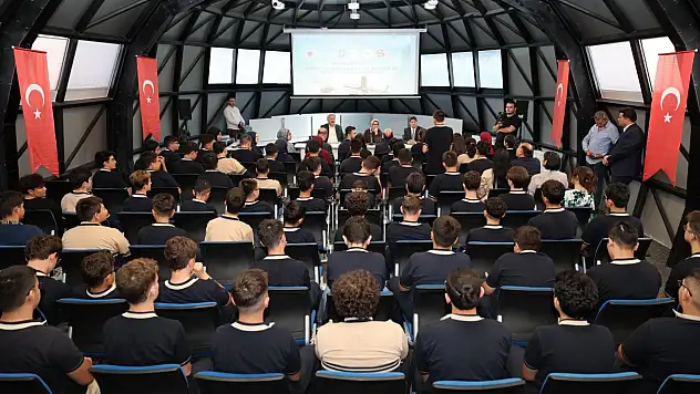Türkiye'nin geleceğine umut veren lisede önemli buluşma: Vekil Böhürler tecrübelerini paylaştı...