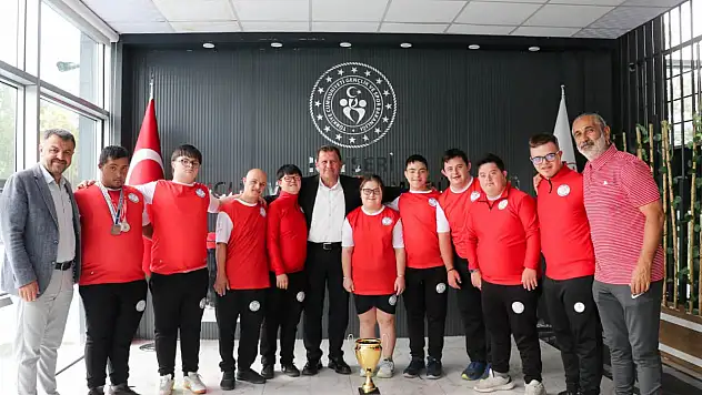 Türkiye şampiyonu özel sporculardan Kabakcı'ya ziyaret