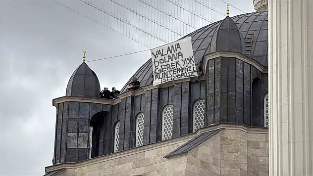 Ücretleri ödenmeyince çalıştıkları cami inşaatına çıktılar!
