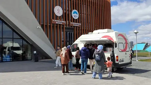 Ücretsiz dağıtım başladı, öğrenciler sıraya girdi: Kayseri'de dikkat çeken etkinlik