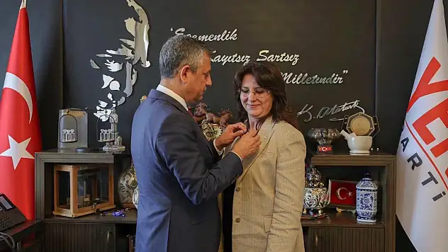 Ümit Özer'in rozet fotoğrafı gündem oldu! CHP Kayseri'den dikkat çeken iddia