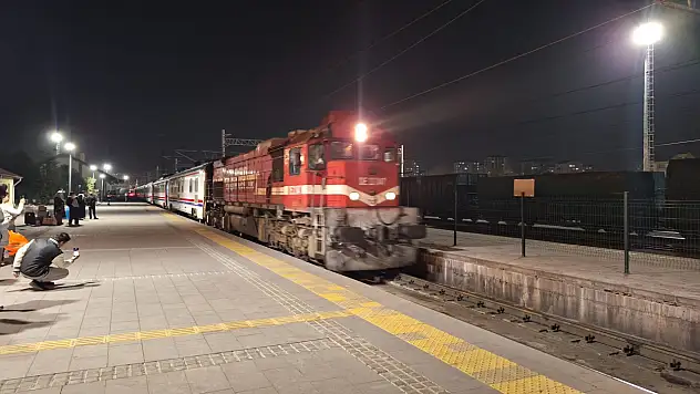 Umut Treni Kayseri'de durdu! Gar alanı renkli görüntülere sahne oldu