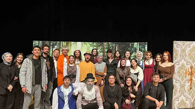 'Zoraki Hekim' oyunu ayakta alkışlandı