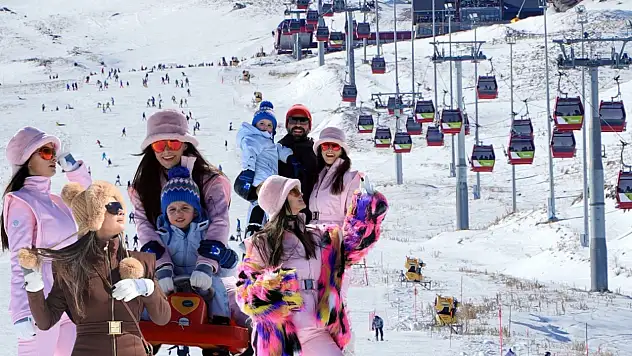 Ünlü isim tatilin tadını Erciyes'te çıkarıyor!