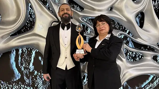 Ünlü yazar Akif Manaf'a Yılın Barış İnsanı Ödülü