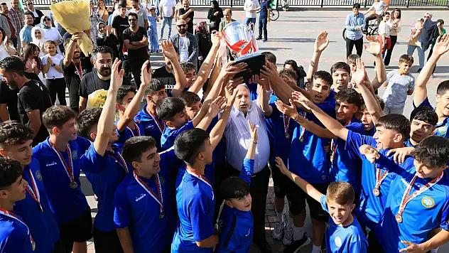 Üst üste ikinci kez şampiyon olan Talas Belediyespor kupayı kaldırdı!