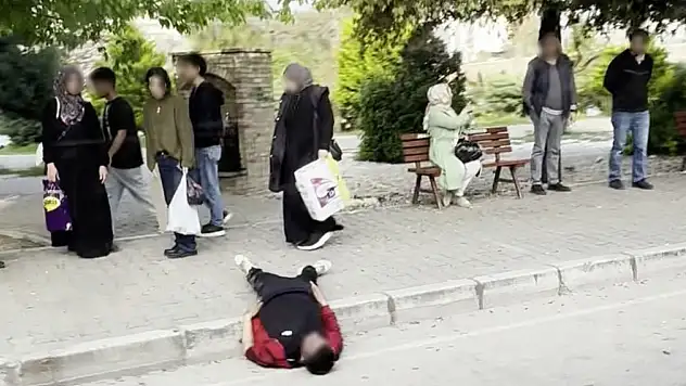 Madde bağımlısı sokak ortasında uyuya kaldı!