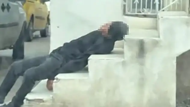 Adana'da uyuşturucu krizi: Merdivende sızan şahıs yürek burktu