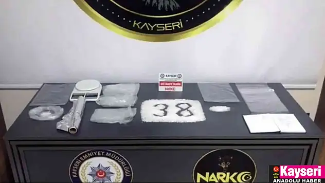 İç çamaşırından 300 gram uyuşturucu çıktı